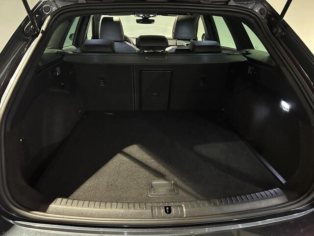 Seat LEON Sportstourer 1.5 eTSI FR Launch Edition | Panoramadak | Trekhaak | Navigatie | All-season banden |