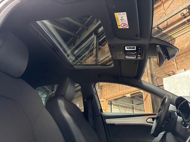 Seat LEON 1.4 TSI eHybrid PHEV FR 204Pk Automaat (SCHUIFDAK, APPLE CARPLAY, LEDER, STUUR/STOELVERWARMING, CAMERA, SPORTSTOELEN, GETINT GLAS, ADAPTIVE CRUISE, NIEUWSTAAT)