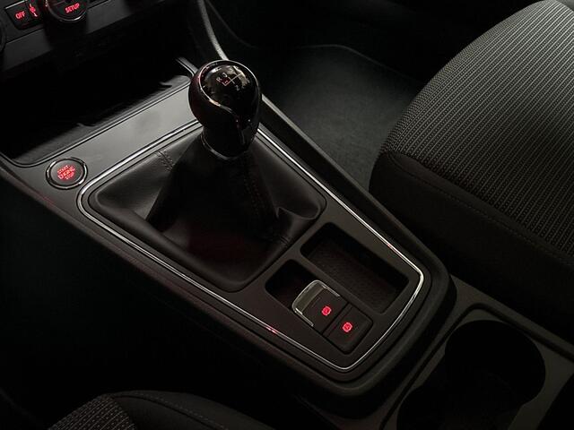 Seat LEON 1.5 TSI FR Sport (4 CILINDER, APPLE CARPLAY, NAVIGATIE, CAMERA, CLIMATE, SPORTSTOELEN, GETINT GLAS, ADAPTIVE CRUISE, KEYLESS, NIEUWSTAAT)