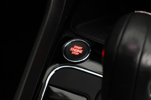 Seat LEON ST 1.5 TSI 150pk DSG FR Ultimate Edition Black Panoramadak Camera Keyless Beats Stoelverwarming Navigatie