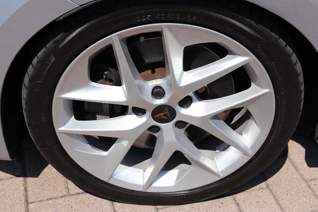 Seat LEON 2.0 TSI CUPRA DSG Automaat Panoramadak, volledig digitaal instrumentenpaneel.