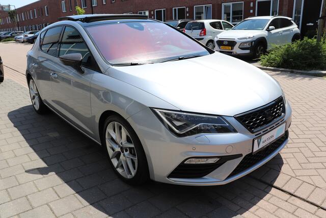 Seat LEON 2.0 TSI CUPRA DSG Automaat Panoramadak, volledig digitaal instrumentenpaneel.