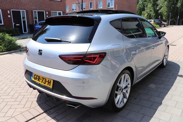 Seat LEON 2.0 TSI CUPRA DSG Automaat Panoramadak, volledig digitaal instrumentenpaneel.