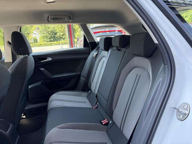 Seat LEON Sportstourer 1.5 eTSI Style | Stoelverwarming | Trekhaak | Stuurverwarming |