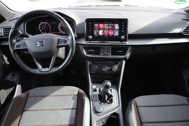 Seat Tarraco 1.5 TSI Xcellence 7p. 7 zits panoramadak wegklapbare trekhaak 20" LMV camera chrome dakrailing multifunctioneel lederen stuurwiel stoelverwarming keyless go & entry privacy glas spiegels elektrich inklapbaar virtual cockpit navigatie ACC adaptieve cruise