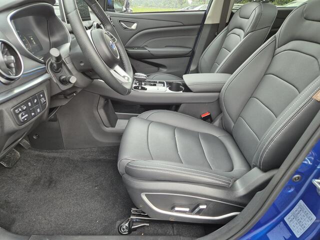 Seres 3 52kWh Automaat / Private Lease vanaf ¤499 Per Maand/ 15.179 Euro onder Nieuwprijs / Garantie tot 20/5/2027 / WLTP bereik 327 km / Schuif/-Kanteldak / Rondomzicht Camera / Stoelverwarming voor / Mirror voor Google Maps Navigatie / Lederenbekleding