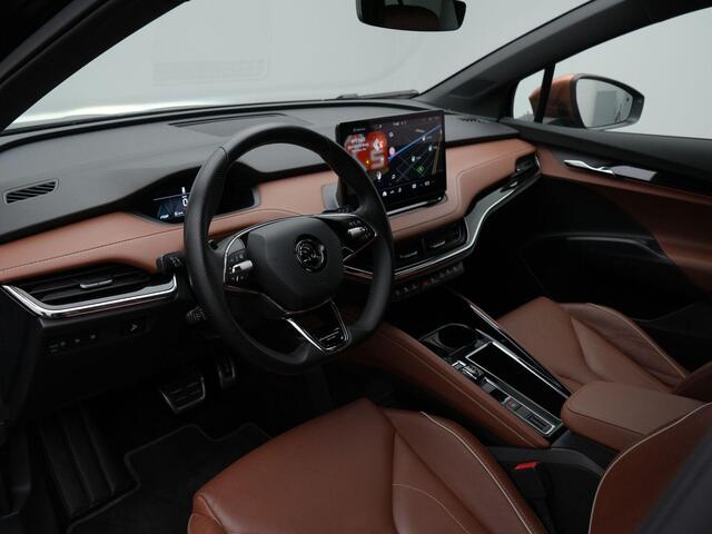 Skoda Enyaq iV 80X 265 pk Founders Edition Black 82 kWh | 4x4 | Trekhaak | Cognac leder | Snelladen 135kW | Adaptief onderstel | Rondomzicht camera | Matrix LED