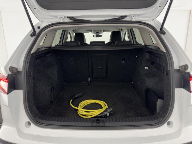 Skoda Enyaq iV 80 {SOH-90%} [ 3-Fase ] (INCL-BTW) *LEATHER-FABRIC | FULL-LED | DIGI-COCKPIT | CAMERA | KEYLESS | NAVI-FULLMAP | AMBIENT-LIGHT | ECC | HEATED-COMFORTSEATS | DAB+ | PDC | CRUISE | CARPLAY | TOWBAR | 19"ALU*