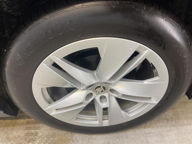 Skoda Enyaq iV 60 Airco ECC Navi Wireless Carplay Sportpack Adaptive Cruise Control Trekhaak PDC Full LED 19" Velgen Ambient light