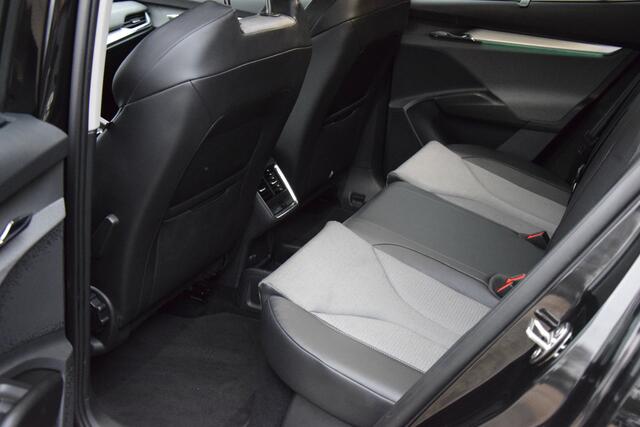 Skoda Enyaq iV 180PK Automaat 60 | Org. NL | BOVAG Garantie | SOH 94% | Warmtepomp | Trekhaak | Parkeersensoren + Camera | Apple Carplay/Android Auto |