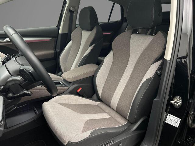 Skoda Enyaq iV Coupé 60 Business Edition Plus 180pk Automaat Panoramadak, Achteruitrijcamera, LED matrix koplampen, Adaptive cruise control, Stuurwiel verwarmd, Navigatie, Stoelverwarming