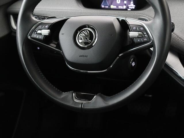 Skoda Enyaq iV 80 | Panoramadak | Trekhaak | Stoelverwarming | Camera | Sfeerverlichting | Carplay | Navigatie | Achterbankverwarming | Full LED | Parkeerhulp | Cruise control