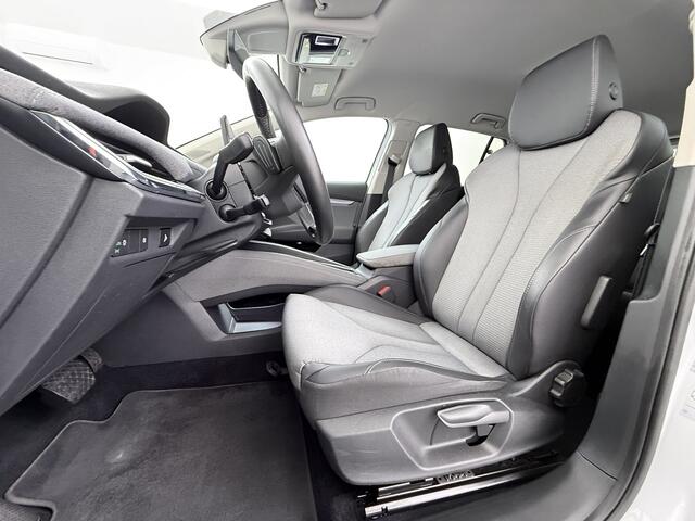 Skoda Enyaq iV 80 82kwh 204PK Camera 1/2 Leer Apple Carplay Android Warmtepomp First Edition Navi 3-Zone-Ecc 19"lm PDC-a+v Adaptive-Cruise Lane-Assist Luxus E-Call Stuurverwarming Led Isofix Keyless-Go DAB Rijstrooksensor Origineel Nederlandse Auto Nieuwprijs ¤ 53.000,