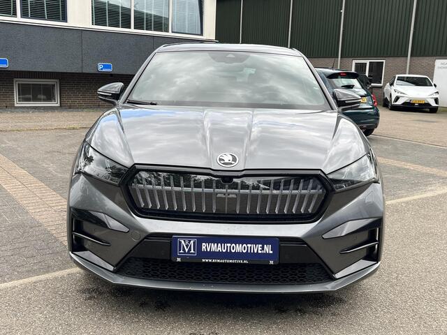 Skoda Enyaq iV Coupé 80 RS SOH 89% |ELEK. ACHTERKLEP| PANO| ELEK. STOEL MET MEMORY| NET ONDERHOUD GEHAD RIJKLAAR| RS KUIPSTOELEN| DODE HOEK SENSOR| CAMERA| STOEL + STUURVERWARMING|