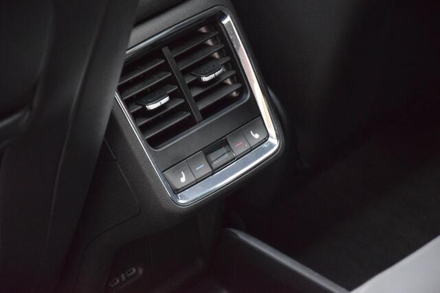Skoda Enyaq iV Coupé 60 Sportline 180PK | Org. NL | BOVAG Garantie | SOH 91,81% | Trekhaak | Panoramadak | Stoelverwarming | Apple Carplay/Android Auto | Velgen 21'' | El. Kofferklep |