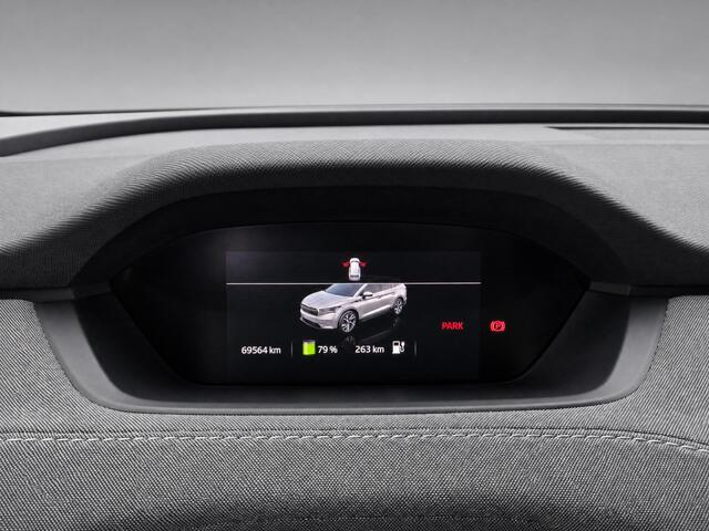 Skoda Enyaq iV 60 / Navigatie / Zwenkbare trekhaak / Parkeersensoren V+A / Lichtmetaal 19 inch /