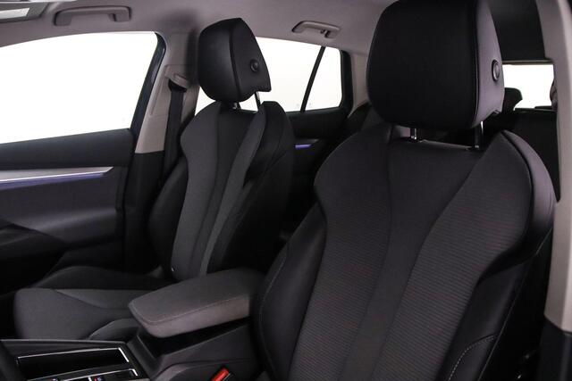 Skoda Enyaq iV 60 180pk Automaat Trekhaak, Warmtepomp, Adaptive cruise control, Navigatie, Parkeersensor achter, LED matrix koplampen, Stoelverwarming, App connect