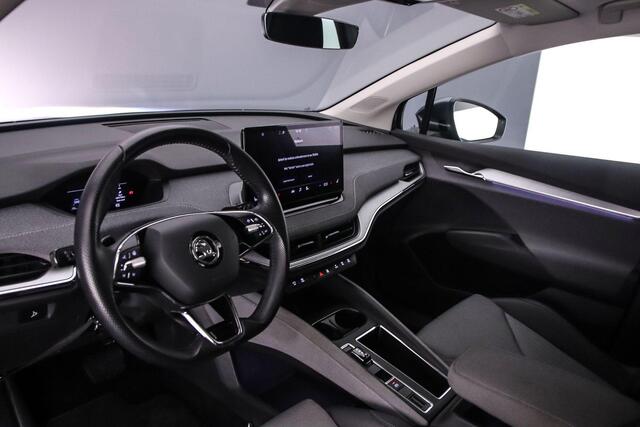 Skoda Enyaq iV 60 180pk Automaat Trekhaak, Warmtepomp, Adaptive cruise control, Navigatie, Parkeersensor achter, LED matrix koplampen, Stoelverwarming, App connect