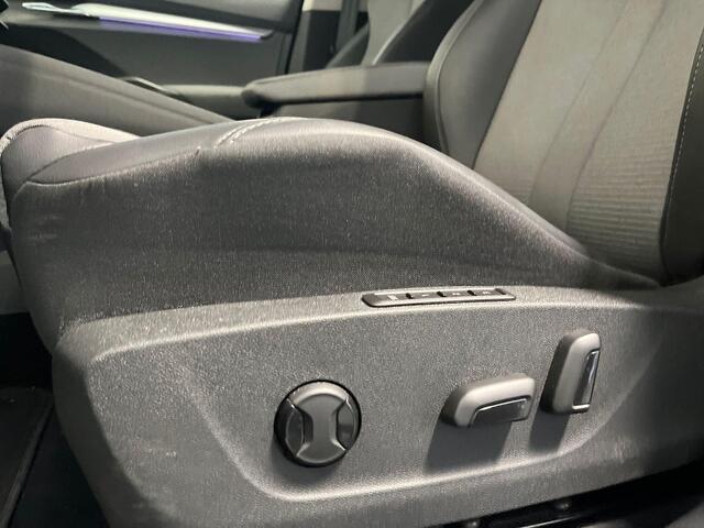 Skoda Enyaq iV 60 180pk · SOH 96,1% · 360 Camera · Inklap. Trekhaak · Matrix LED · Stuur- & Stoelverwarming · Elek. Bestuurdersstoel · Keyless ·