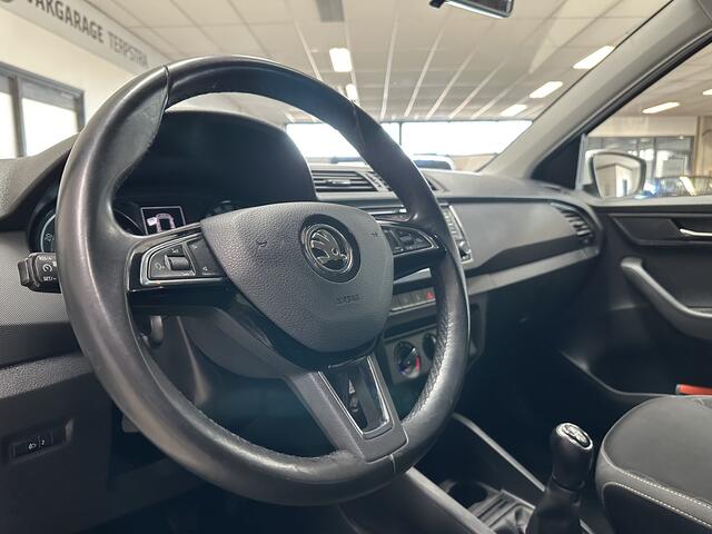 Skoda FABIA Combi 1.0 TSI Ambition/ Trekhaak/ Apple + Android/ Navi/ Airco/ Cruise/ Elek. pakket/ Isofix/ Bluetooth/ Armsteun/ Multi. LEDER. Stuur/ Mistl./ PDC/ Extra getint glas/ Dakrails.
