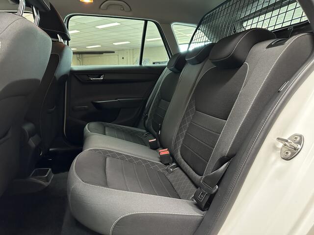 Skoda FABIA Combi 1.0 TSI Ambition/ Trekhaak/ Apple + Android/ Navi/ Airco/ Cruise/ Elek. pakket/ Isofix/ Bluetooth/ Armsteun/ Multi. LEDER. Stuur/ Mistl./ PDC/ Extra getint glas/ Dakrails.