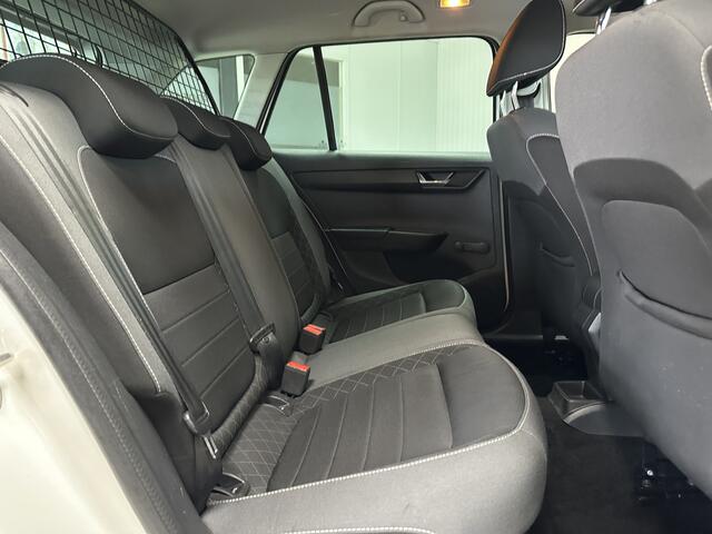 Skoda FABIA Combi 1.0 TSI Ambition/ Trekhaak/ Apple + Android/ Navi/ Airco/ Cruise/ Elek. pakket/ Isofix/ Bluetooth/ Armsteun/ Multi. LEDER. Stuur/ Mistl./ PDC/ Extra getint glas/ Dakrails.