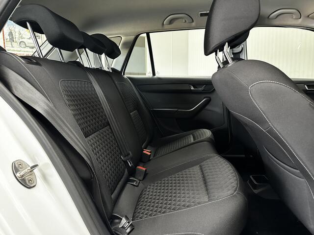 Skoda FABIA Combi 1.0 TSI Drive/ Trekhaak/ 16'' LMV/ LED Dagrijverl./ Navi/ Airco/ Cruise/ Elek. pakket/ Isofix/ Bluetooth/ Armsteun/ Multi. LEDER. Stuur/ Mistl./ PDC/ Dakrails.