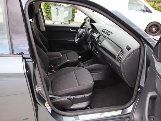 Skoda FABIA Combi 1.0 Clever Carplay, Stoelverwarming, Licht-zicht & Plus pack Zomer aanbieding!