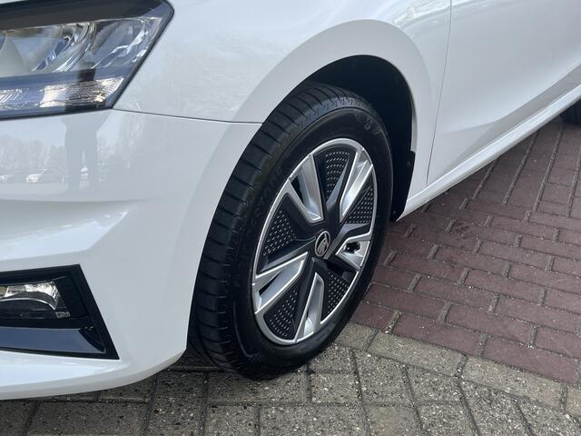 Skoda FABIA 1.0 TSI Ambition / Navigatie / Carplay / Parkeersensoren / Slechts 1838km!