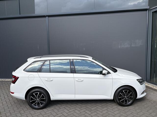 Skoda FABIA Combi 1.0 TSI Ambition Airco - Apple carplay - Parkeersensor achter - Dakrails - Bagagedek - Mistlampen - Cruise control - Bluetooth - Led verlichting - Stuur multifunctioneel - Stuur leder - Elektrische ramen - Centrale vergrendeling met afstandsbediening
