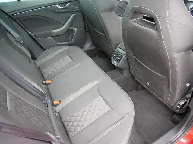Skoda Kamiq 1.0 TSI 110pk Sport Business Automaat Apple Carplay / Camera / Panoramadak