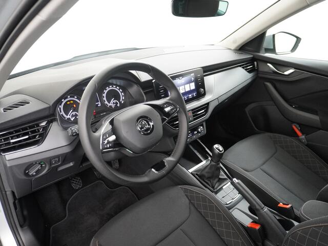 Skoda Kamiq T 111pk Smartlink Usb Pdc CruiseControl Ecc Dakrails Led Lane/Front-Assist Isofix Dab 4xElek.Ramen VerwarmdeSpiegels Aut.Verlichting VerstelbareStoelen/Stuur 16''LM NL-auto Hoge Instap Ambition 1.0 TSI