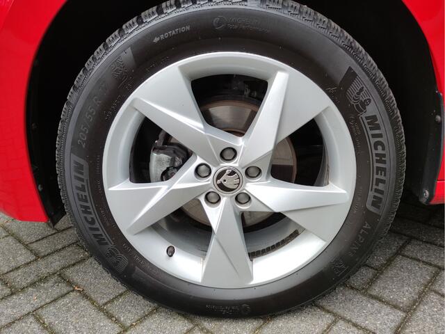 Skoda Kamiq 1.0 TSI DSG Sport Business Panoramadak - Adaptieve Cr.control - Dodehoek detectie - Digitaal dashboard - Navigatie