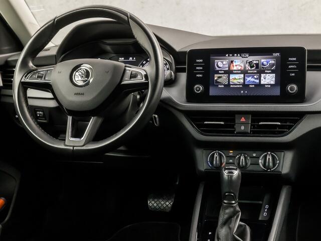 Skoda Kamiq 1.0 TSI Sport Automaat (APPLE CARPLAY, GETINT GLAS, CRUISE, TREKHAAK, SPORTSTOELEN, PARKEERSENSOREN, LED KOPLAMPEN, LANE ASSIST, DAB+, NIEUWSTAAT)