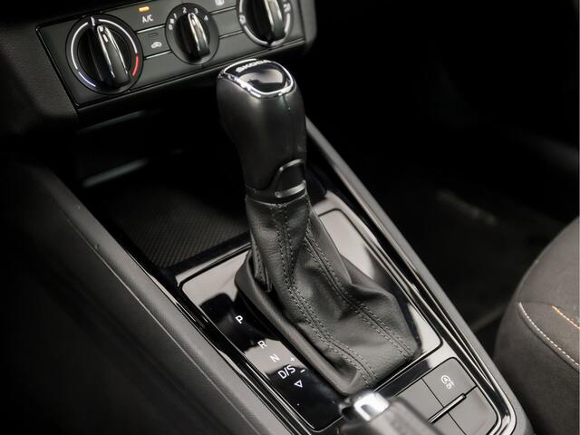 Skoda Kamiq 1.0 TSI Sport Automaat (APPLE CARPLAY, GETINT GLAS, CRUISE, TREKHAAK, SPORTSTOELEN, PARKEERSENSOREN, LED KOPLAMPEN, LANE ASSIST, DAB+, NIEUWSTAAT)