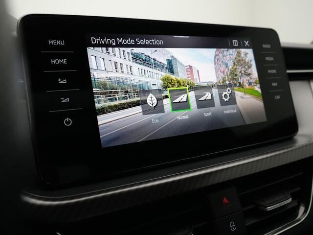 Skoda Kamiq 1.0 TSI 110 pk Monte Carlo | Panoramadak | Full LED koplampen | Achteruitrijcamera | Keyless | 18 inch