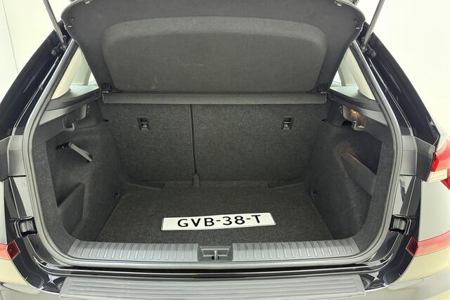 Skoda Kamiq 1.0 TSI Selection | Navigatie via Carplay | Climate control | Trekhaak | Draadloze telefoonlader | Lichtmetalen velgen | Weinig kilometers