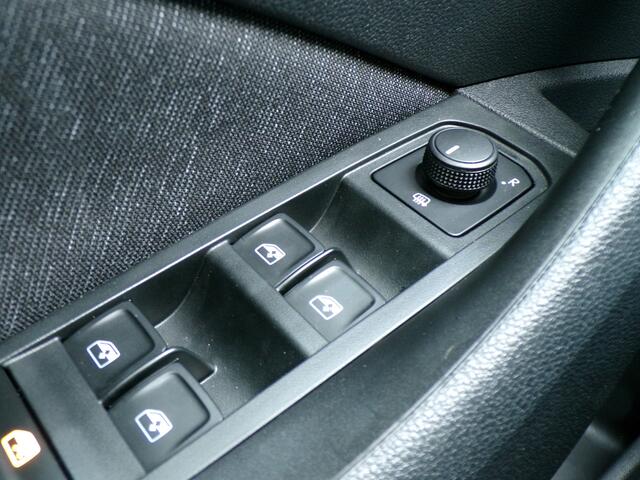 Skoda Kamiq 1.0 TSI Business Edition, Automaat / Carplay + Android Auto / Sensoren + Camera / Full LED / Keyless / Climate Control / 16'' LMV