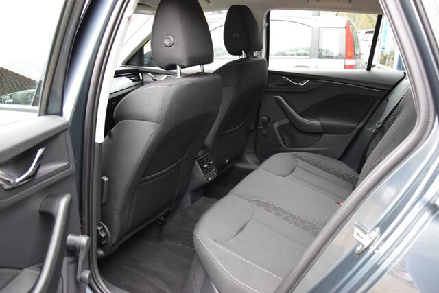 Skoda Kamiq 1.0 TSI 110PK Ambition Automaat DSG | Org. NL | BOVAG Garantie | Trekhaak | Parkeersensoren | 16'' Velgen Met All Season Banden | Apple Carplay/Android Auto | Cruise Control | DAB Audio |