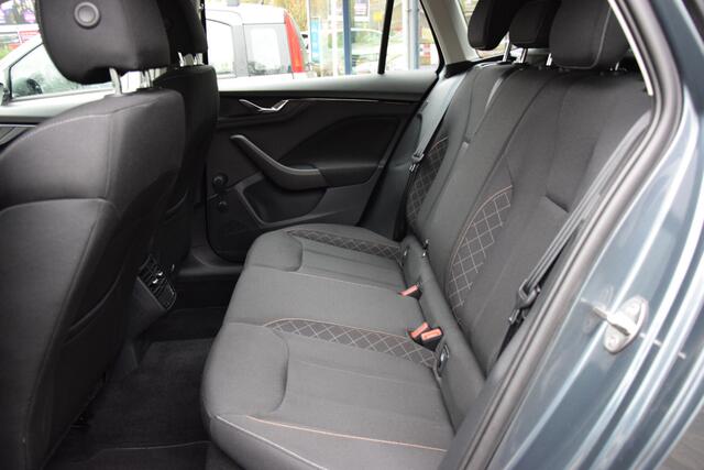 Skoda Kamiq 1.0 TSI 110PK Ambition Automaat DSG | Org. NL | BOVAG Garantie | Trekhaak | Parkeersensoren | 16'' Velgen Met All Season Banden | Apple Carplay/Android Auto | Cruise Control | DAB Audio |