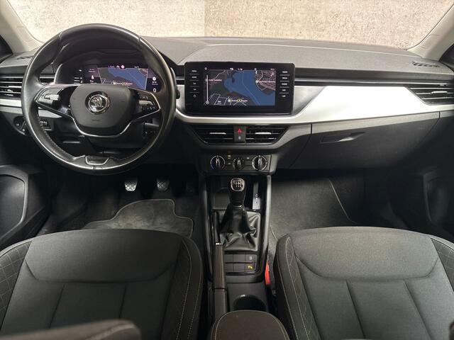 Skoda Kamiq 1.0 TSI Sport (VIRTUAL COCKPIT, APPLE CARPLAY, GROOT NAVI, PARKEERSENSOREN, SPORTSTOELEN, GETINT GLAS, CRUISE, NIEUWE APK, NIEUWSTAAT)