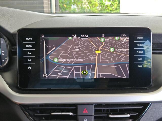 Skoda Kamiq 1.0 TSI Ambition / Digitaal dashboard / Navigatie / App connect / Parkeersensoren achter / Trekhaak /