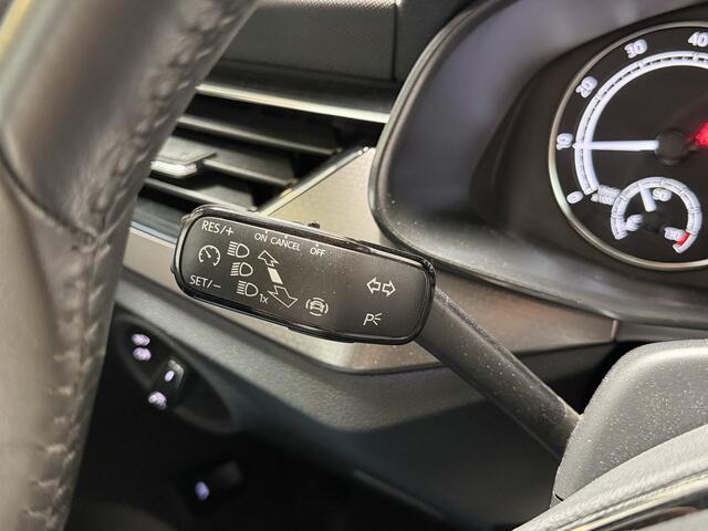 Skoda Kamiq 1.0 TSI Ambition / AUTOMAAT/ CAMERA/ PARK. SENSOREN/ ELEK. ACHTERKLEP/ VOORRUIT VERWARM./ CRYSTAL LIGHTING/ CRUISE/ STOELVERWARM./ SMARTLINK/ CLIMA/ DAB/ 17" LMV