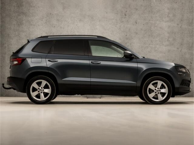 Skoda Karoq 1.5 TSI ACT Ambition Business 150Pk Automaat (APPLE CARPLAY, GROOT NAVI, CAMERA, TREKHAAK, SPORTSTOELEN, GETINT GLAS, PARKEERSENSOREN, CRUISE, NIEUWSTAAT)