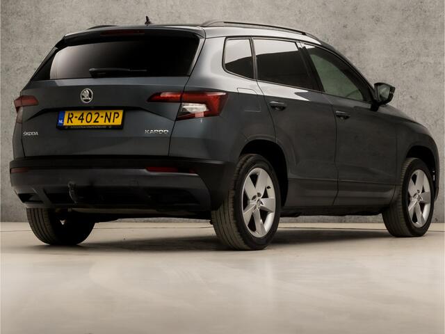 Skoda Karoq 1.5 TSI ACT Ambition Business 150Pk Automaat (APPLE CARPLAY, GROOT NAVI, CAMERA, TREKHAAK, SPORTSTOELEN, GETINT GLAS, PARKEERSENSOREN, CRUISE, NIEUWSTAAT)
