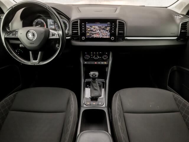 Skoda Karoq 1.5 TSI ACT Ambition Business 150Pk Automaat (APPLE CARPLAY, GROOT NAVI, CAMERA, TREKHAAK, SPORTSTOELEN, GETINT GLAS, PARKEERSENSOREN, CRUISE, NIEUWSTAAT)