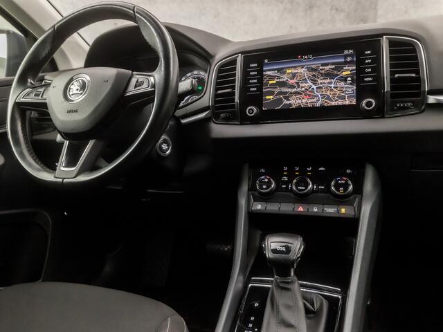 Skoda Karoq 1.5 TSI ACT Ambition Business 150Pk Automaat (APPLE CARPLAY, GROOT NAVI, CAMERA, TREKHAAK, SPORTSTOELEN, GETINT GLAS, PARKEERSENSOREN, CRUISE, NIEUWSTAAT)