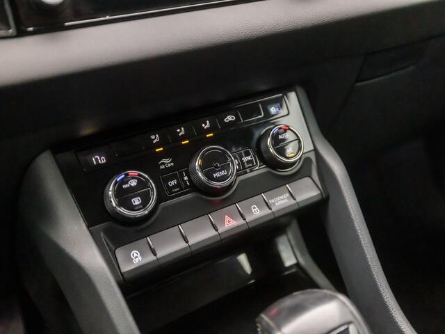 Skoda Karoq 1.5 TSI ACT Ambition Business 150Pk Automaat (APPLE CARPLAY, GROOT NAVI, CAMERA, TREKHAAK, SPORTSTOELEN, GETINT GLAS, PARKEERSENSOREN, CRUISE, NIEUWSTAAT)