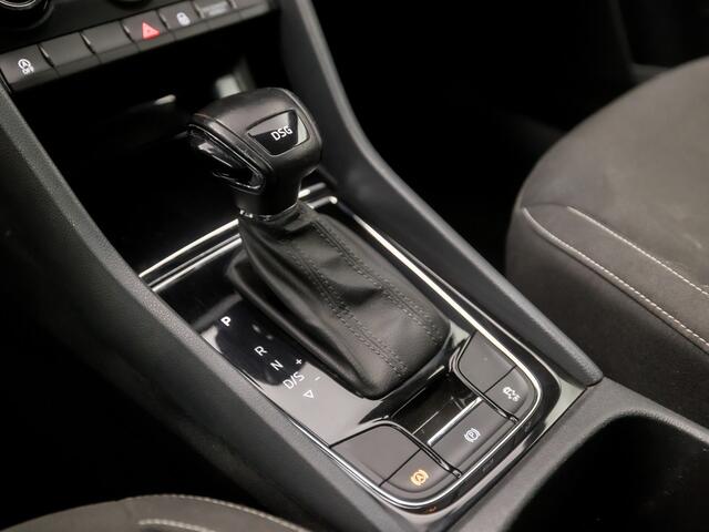 Skoda Karoq 1.5 TSI ACT Ambition Business 150Pk Automaat (APPLE CARPLAY, GROOT NAVI, CAMERA, TREKHAAK, SPORTSTOELEN, GETINT GLAS, PARKEERSENSOREN, CRUISE, NIEUWSTAAT)