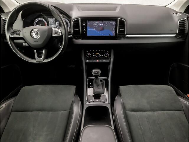 Skoda Karoq 1.0 TSI Sport Deluxe Automaat (APPLE CARPLAY, GROOT NAVI, CAMERA, LEDER/ALCANTARA, STOELVERWARMING, SPORTSTOELEN, ADAPTIVE CRUISE, GETINT GLAS, PARKEERSENSOREN, LED KOPLAMPEN, NIEUWE APK, NIEUWSTAAT)
